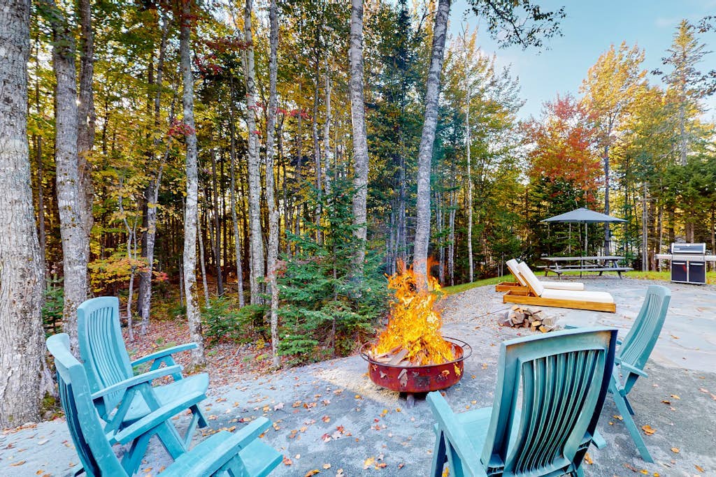 Contemporary home with woodstove, firepit, 2 kitchens & fast WiFi- walk to beach