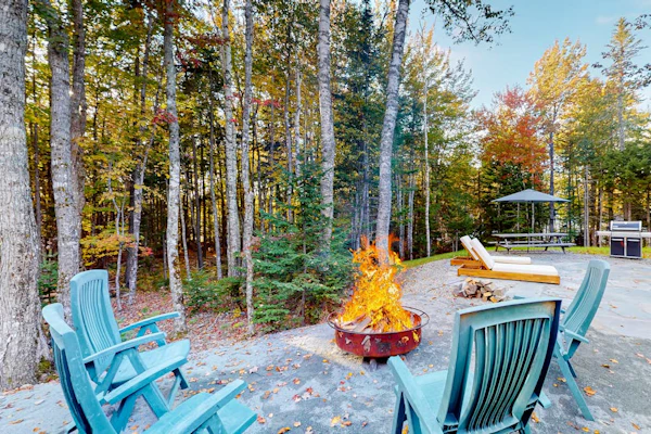 Contemporary home with woodstove, firepit, 2 kitchens & fast WiFi- walk to beach