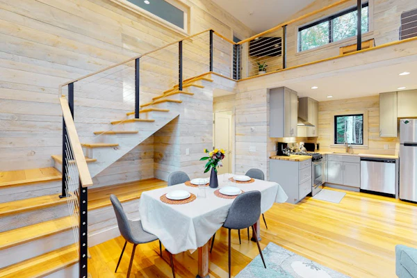 Contemporary home with woodstove, firepit, 2 kitchens & fast WiFi- walk to beach
