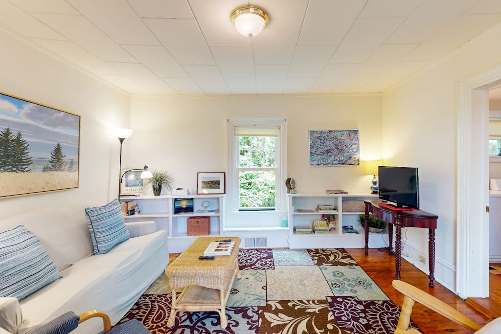Cozy apartment with harbor view - full kitchen & washer/dryer - walk to water
