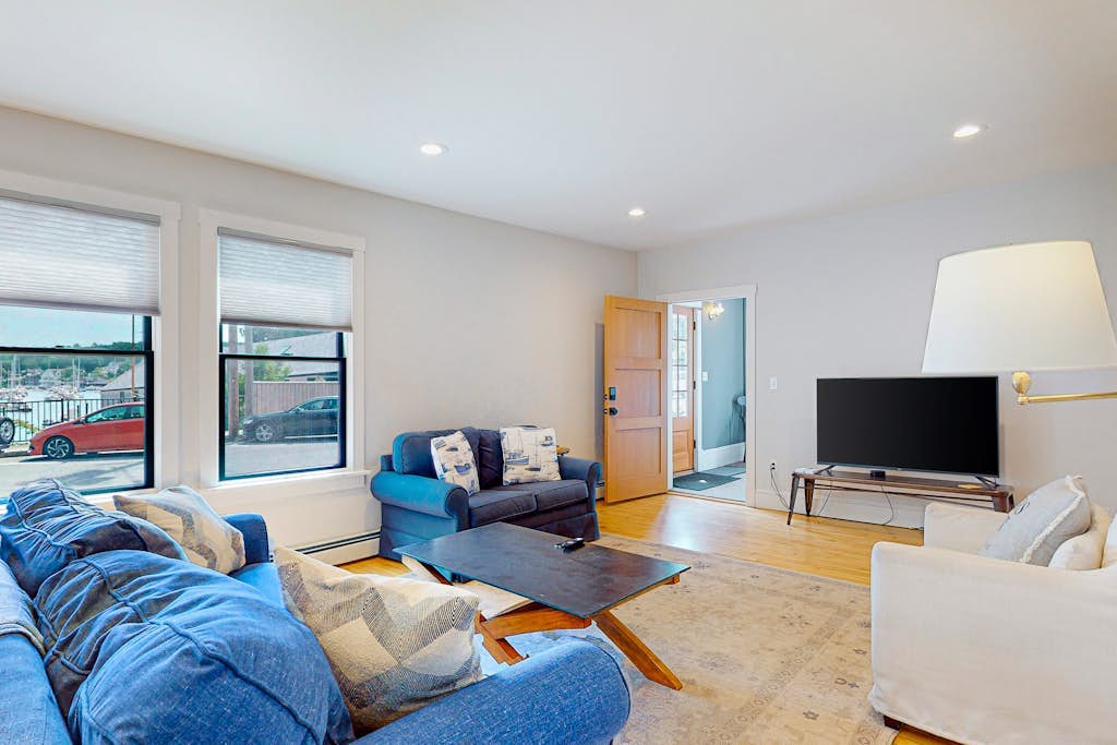 Waterfront Duplex, walkable, harbor views, AC, dog friendly