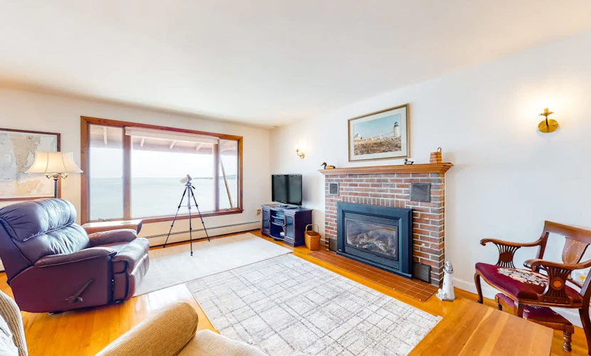 Waterfront home with beautiful bay views - near shops & dining