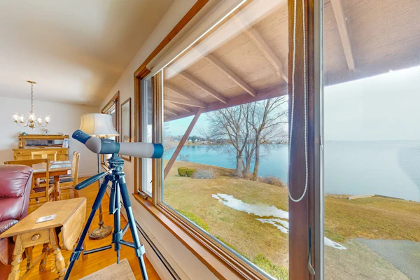 Waterfront home with beautiful bay views - near shops & dining