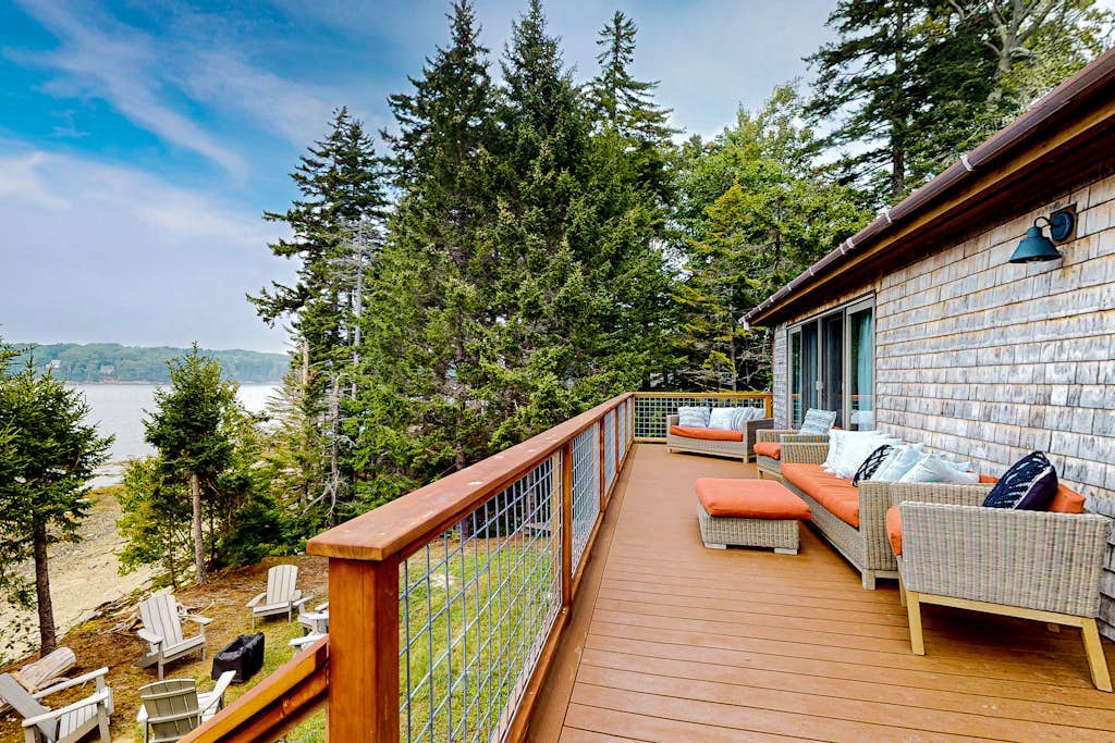 Renovated oceanfront home with stunning view & pebbly beach - snowbird-friendly
