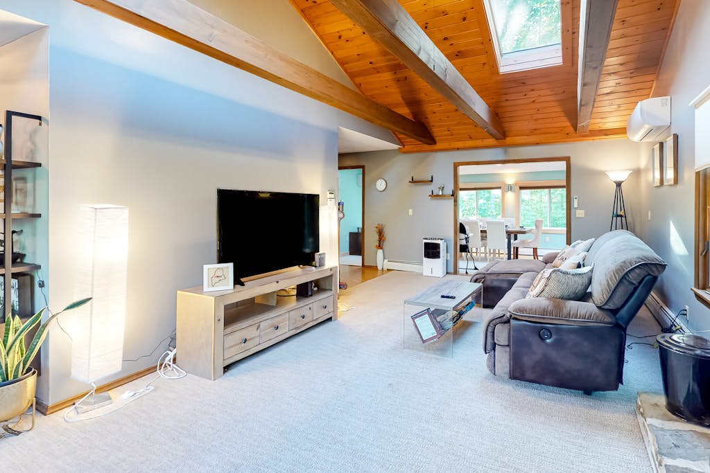Tree-lined home with screened porch & perfect Midcoast location