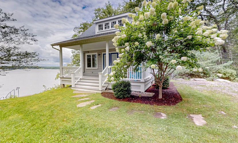 Periwinkle Cottage | Sunny cottage in Westport Island overlooking the river