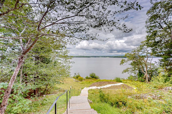 Periwinkle Cottage | Sunny cottage in Westport Island overlooking the river