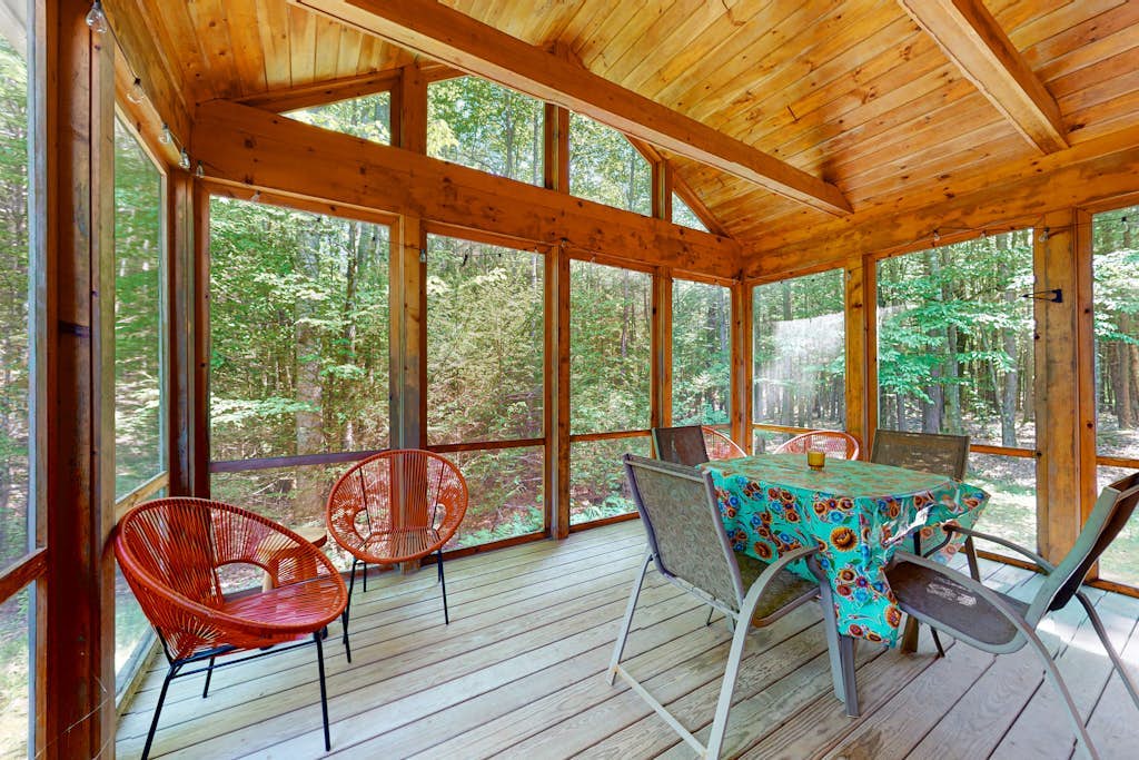Woodland home with screened porch, 2 living rooms - near historic waterfront