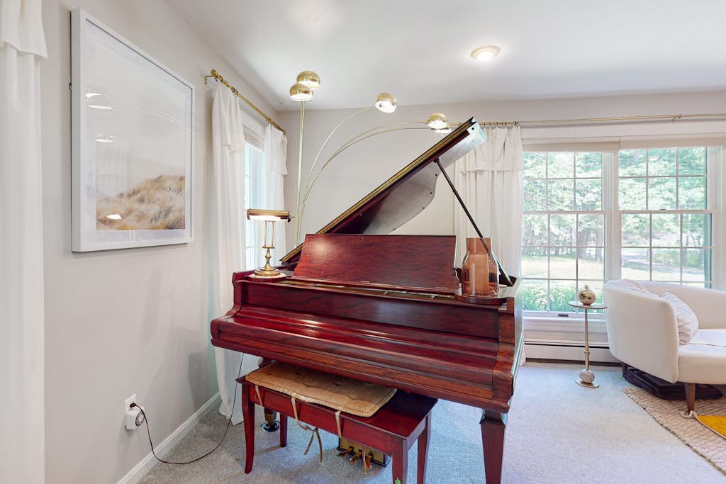 Woodland home with screened porch, 2 living rooms - near historic waterfront