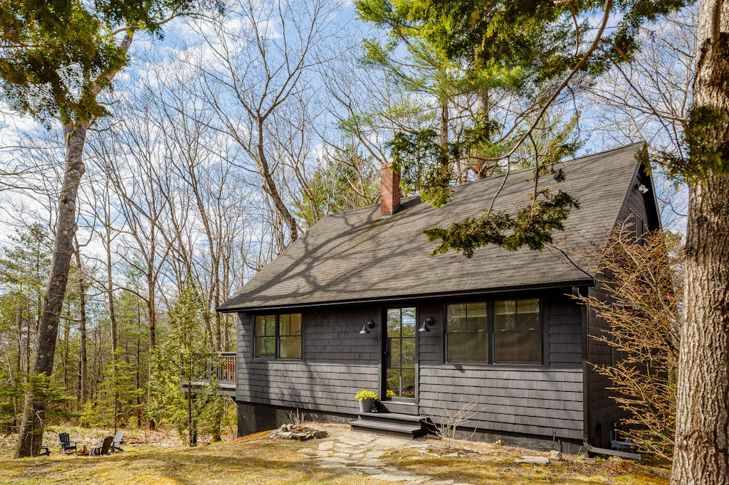 Renovated woodland home with lovely deck & firepit - minutes to Swan Lake