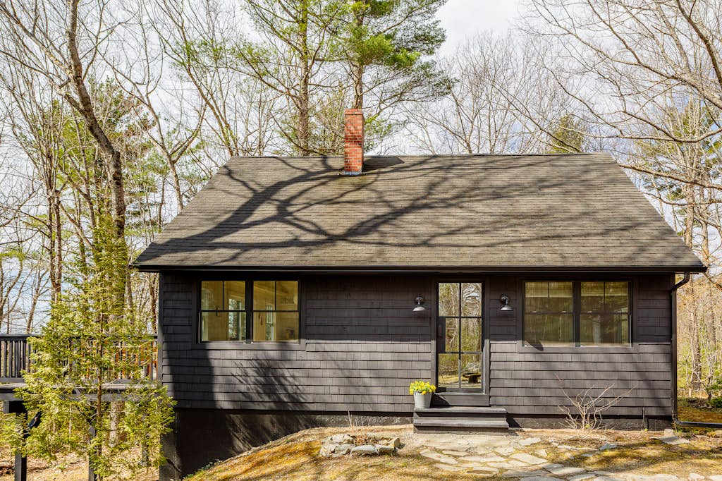 Renovated woodland home with lovely deck & firepit - minutes to Swan Lake