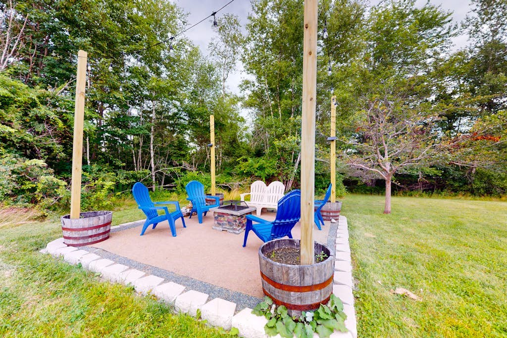 Serene home with a deck, grill, firepit, board games, washer/dryer, & mtn views