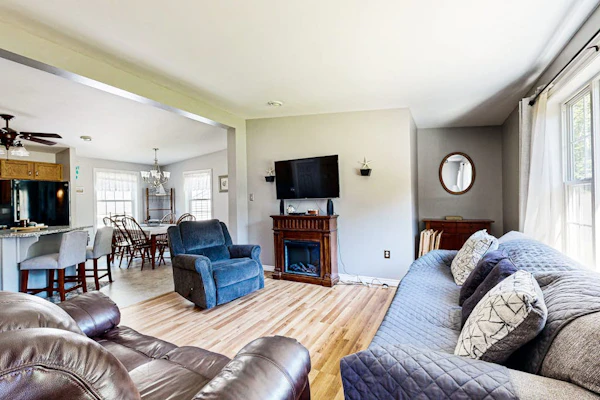 Charming cottage near the beach with balcony, deck, grill, fireplace - dogs OK
