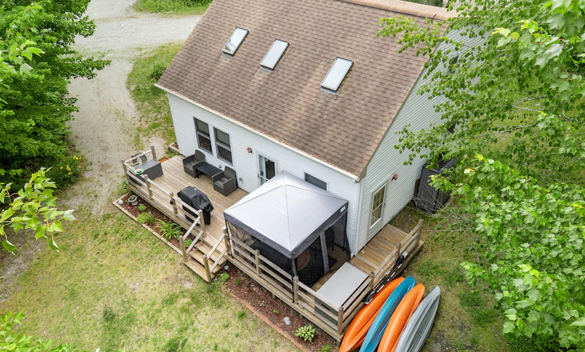 Waterfront home on Graham Lake with kayaks, bikes, firepit & fireplace