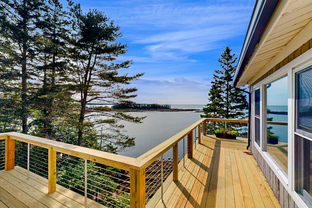 Stunning artist's retreat with ocean view & amazing deck, near Reid State Park