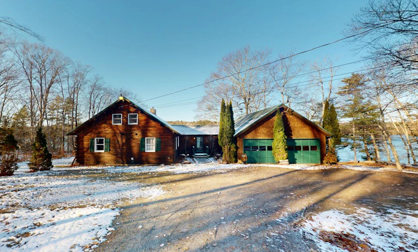 Riverfront retreat with a furnished deck, washer/dryer & fast WiFi