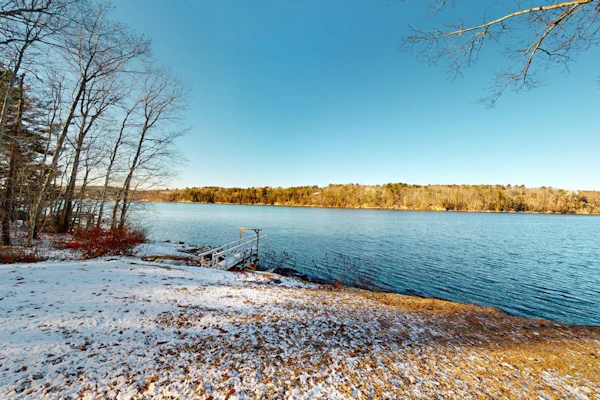 Riverfront retreat with a furnished deck, washer/dryer & fast WiFi