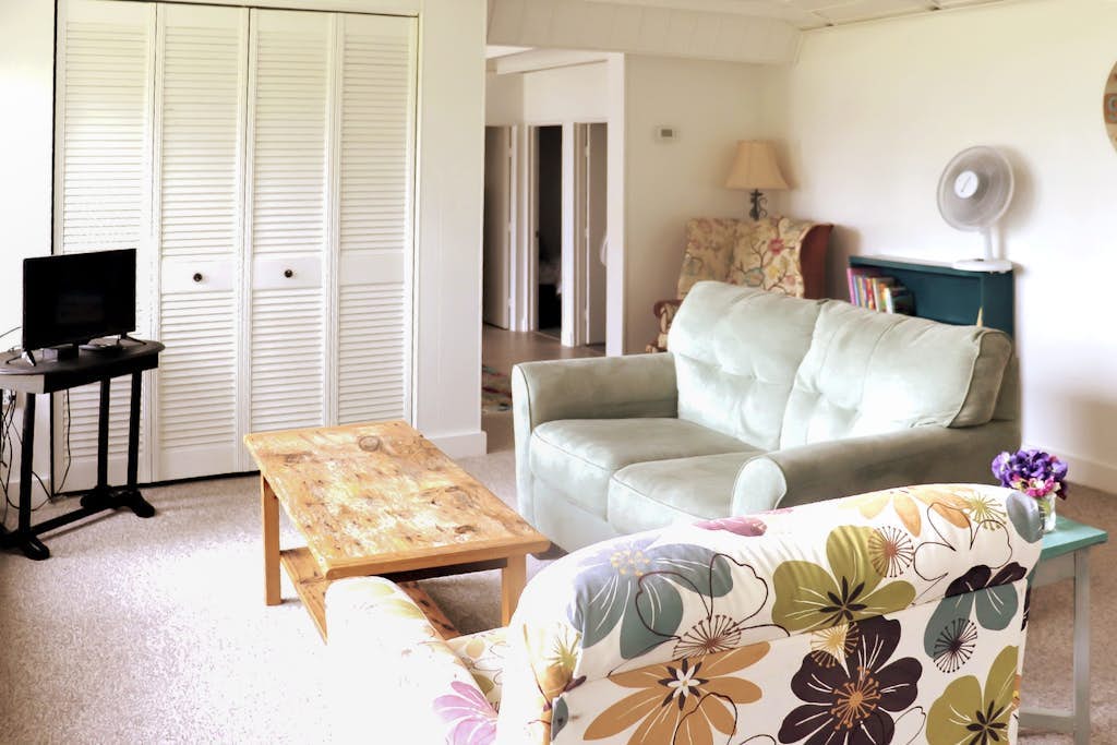 Ocean-view cottage near beach with deck, grill, & full kitchen