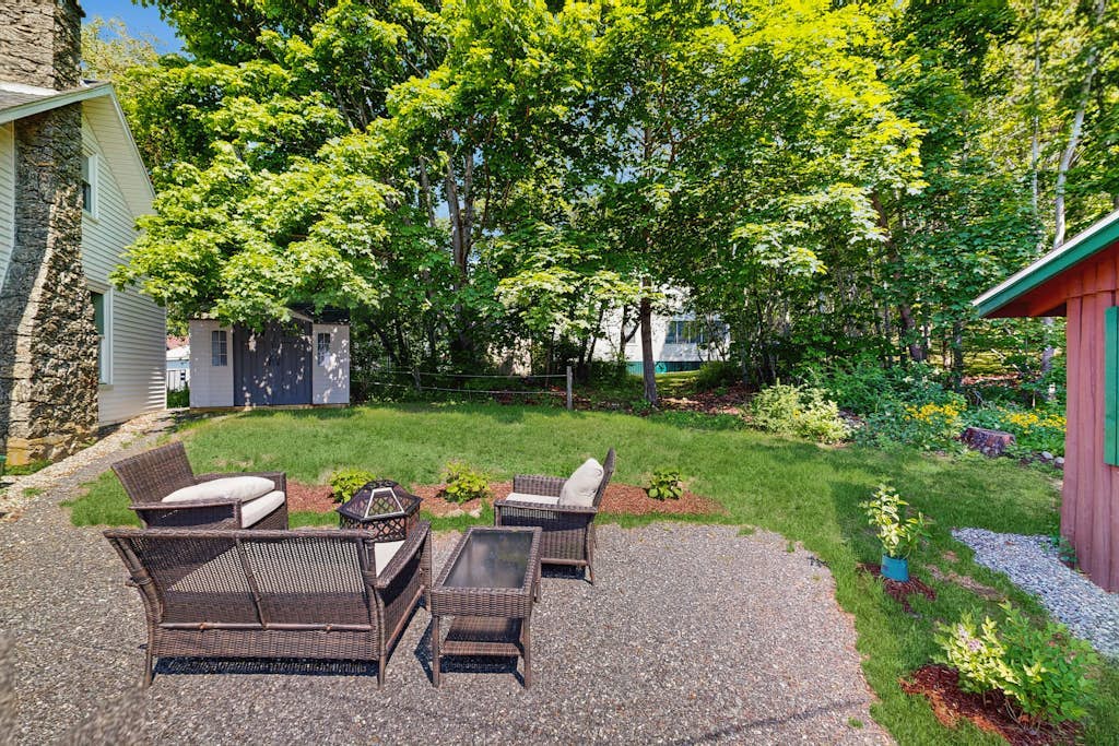 Beautifully updated cabin near town & Barrett's Park with deck, BBQ, & W/D