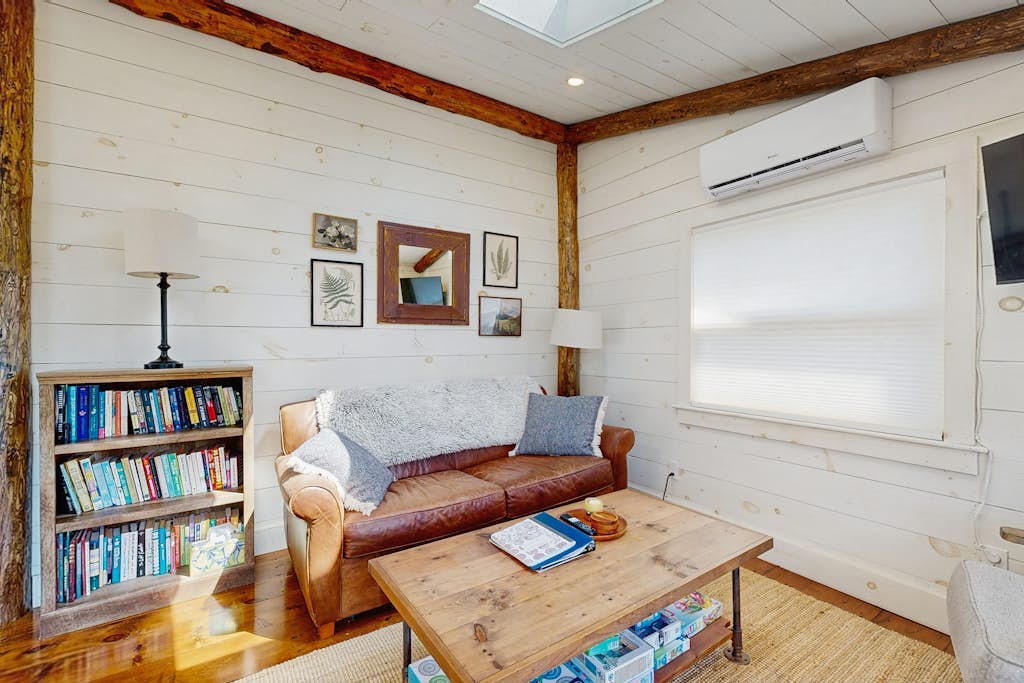 Beautifully updated cabin near town & Barrett's Park with deck, BBQ, & W/D