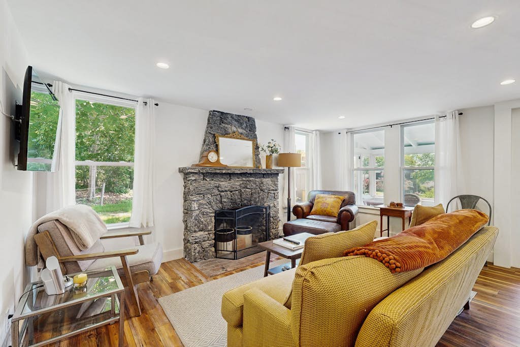 Bay Cottage- Coastal charmer with screened-in porch, grill, & AC