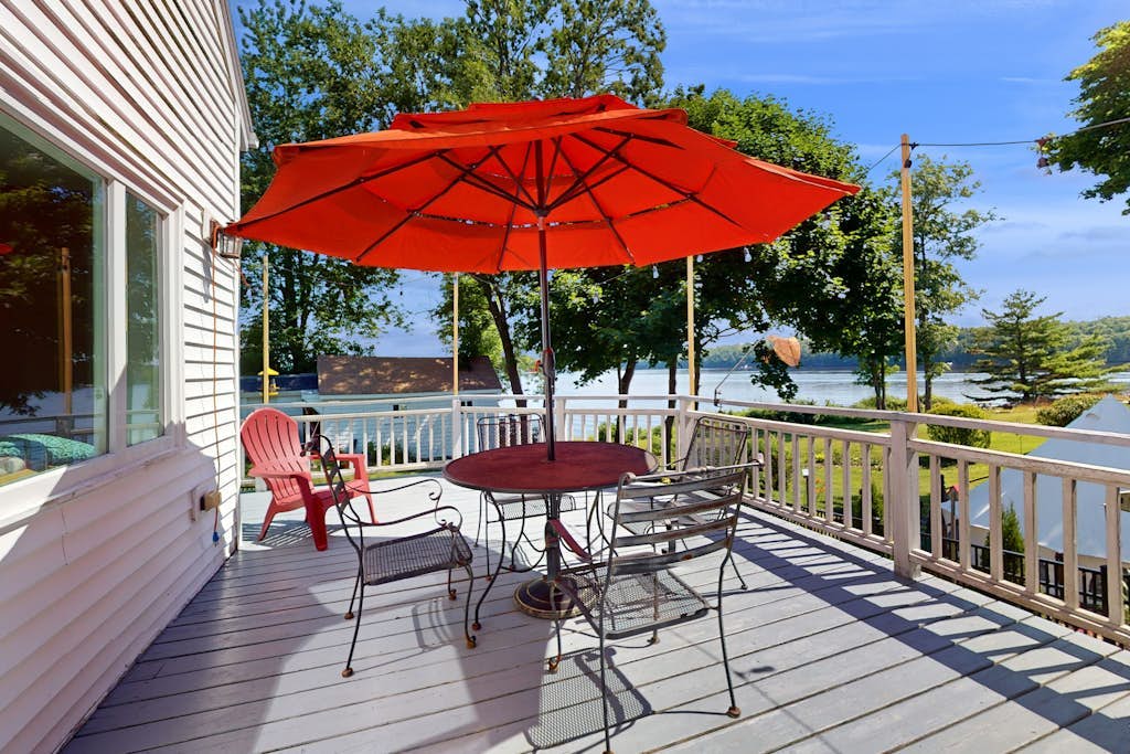 Charming Cape-style House with Panoramic River Views and Modern Amenities