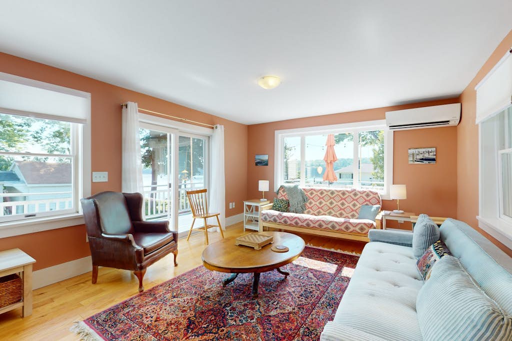 Charming Cape-style House with Panoramic River Views and Modern Amenities