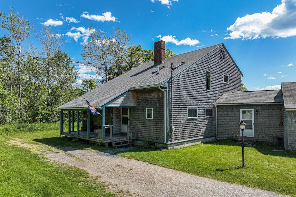 Waterfront stay with scenic deck, grill, smart TVs, shore access - dog-friendly