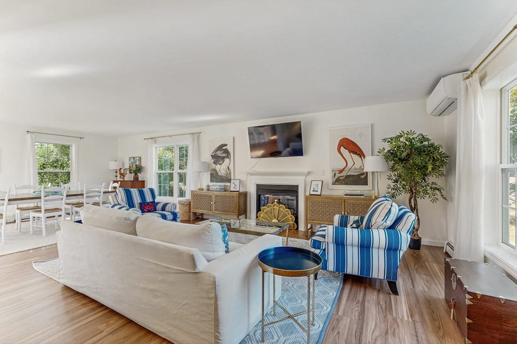 Newly Renovated Charming House with Cozy Fireplace & Outdoor Entertainment Areas