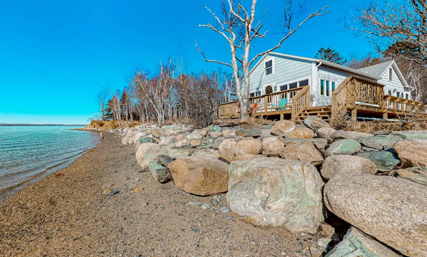 Cozy seaside retreat w/ waterfront deck, expansive lawn, & breathtaking sunsets