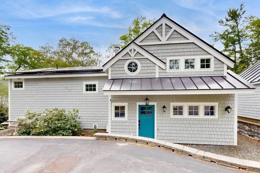 Stunning riverfront home, hot tub, BBQ, and washer & dryer