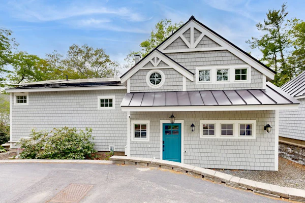 Stunning riverfront home, hot tub, BBQ, and washer & dryer