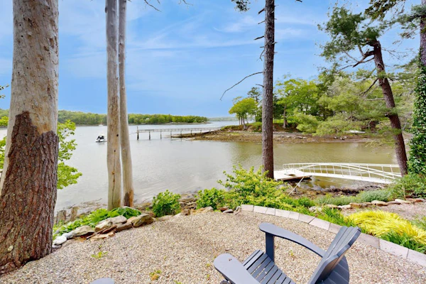 Stunning riverfront home, hot tub, BBQ, and washer & dryer