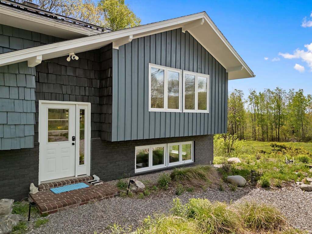 Evelyn's River Front Retreat- Spacious House with Modern Comforts and Nature