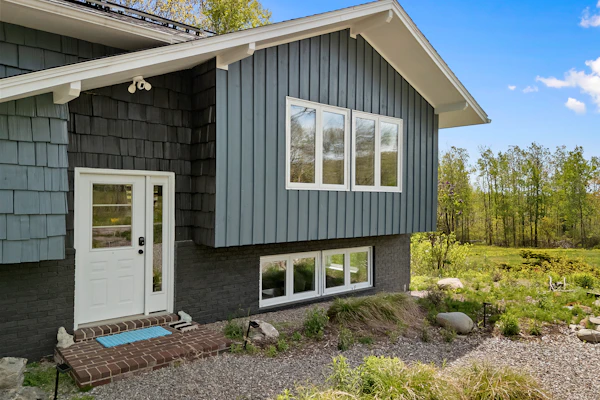Evelyn's River Front Retreat- Spacious House with Modern Comforts and Nature