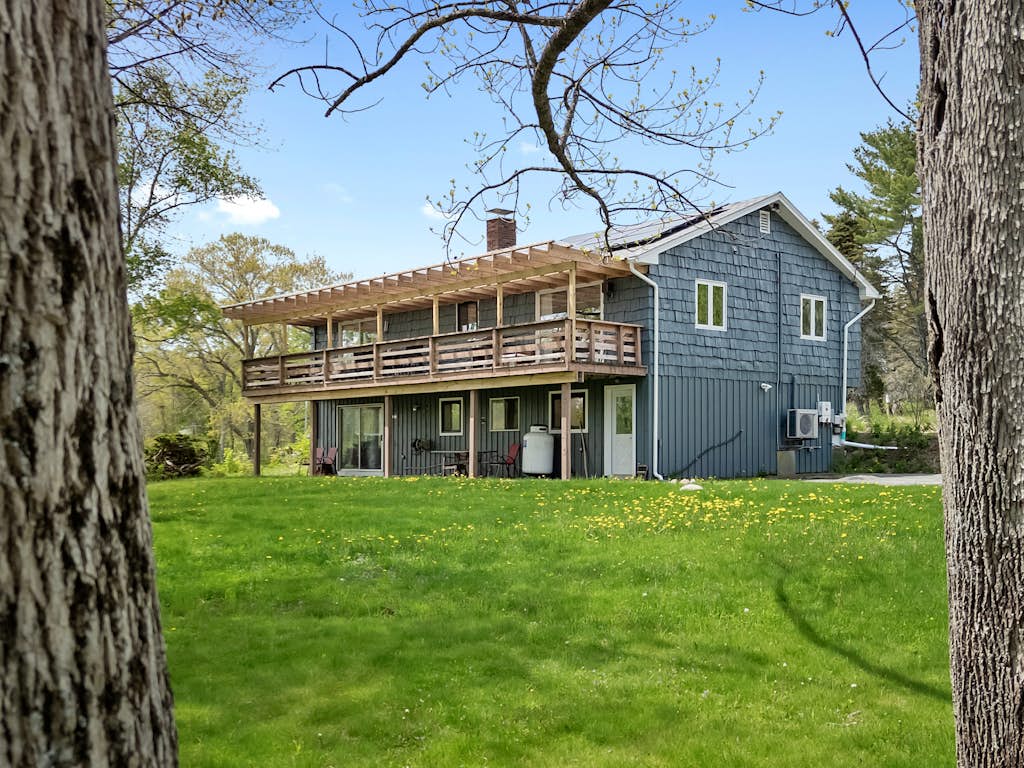 Evelyn's River Front Retreat- Spacious House with Modern Comforts and Nature