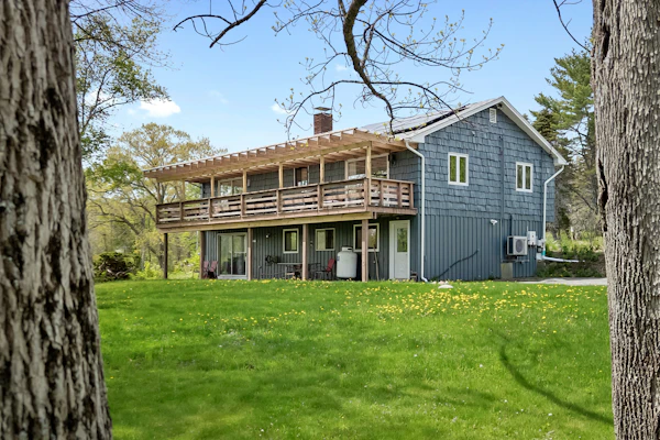 Evelyn's River Front Retreat- Spacious House with Modern Comforts and Nature
