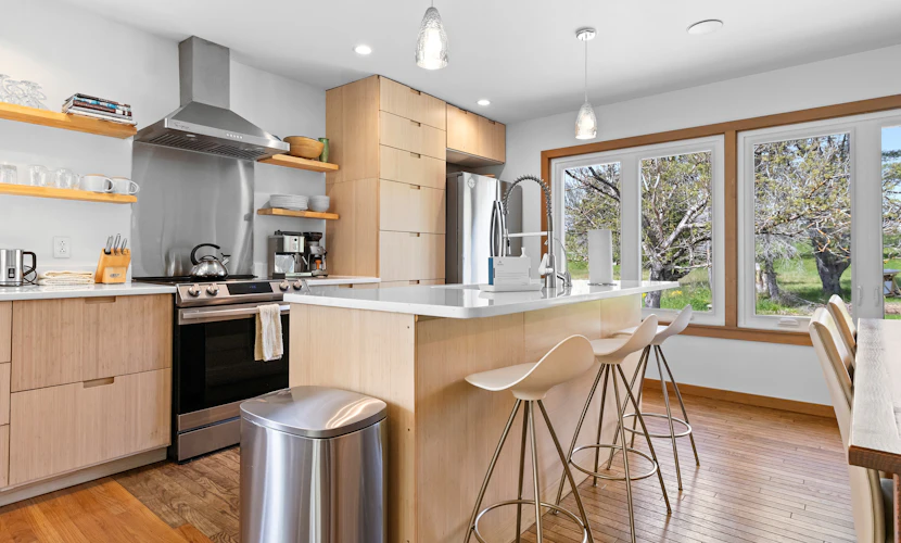 Evelyn's River Front Retreat- Spacious House with Modern Comforts and Nature