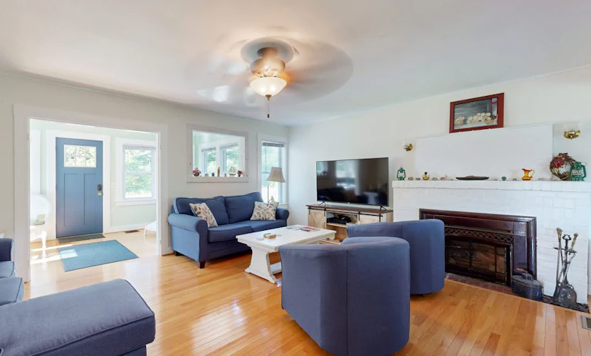 Charming Cottage with Cozy Comfort and Easy Access to Outdoor Adventures