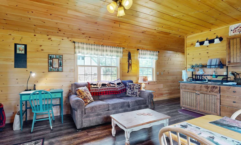 Cozy Cabin with Ocean and Mountain Views, Free Internet