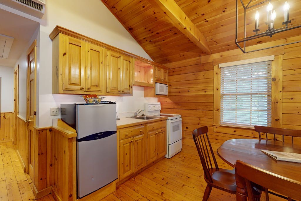 Two-bedroom dog-friendly cabin with firepit, gym & trails for your next escape