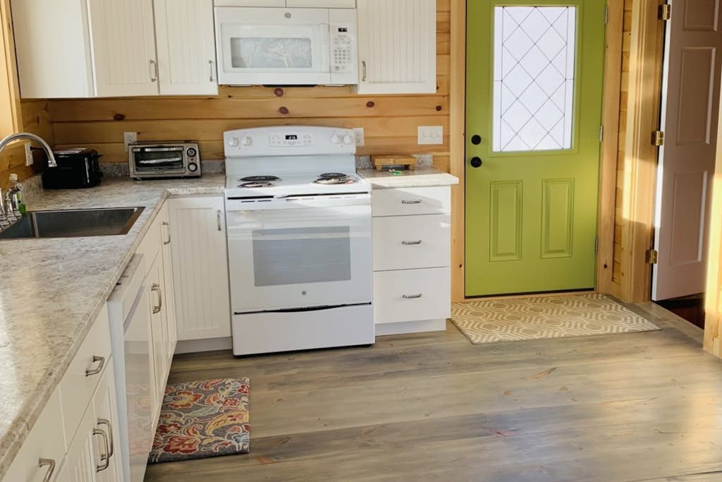 Cozy Lakefront Cottage with Stunning Views, Deck, BBQ Grill, and Outdoor Firepit