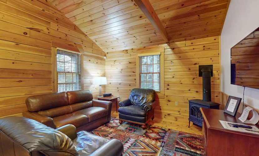 Charming two-bedroom dog-friendly cabin w/firepit, near outside activities