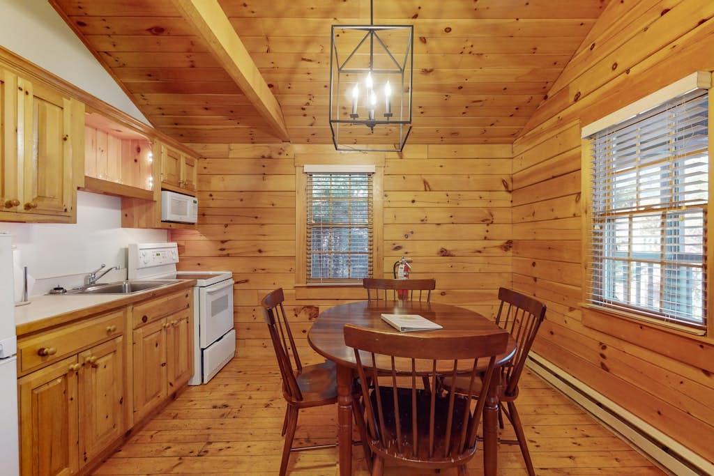 Charming two-bedroom dog-friendly cabin w/firepit, near outside activities