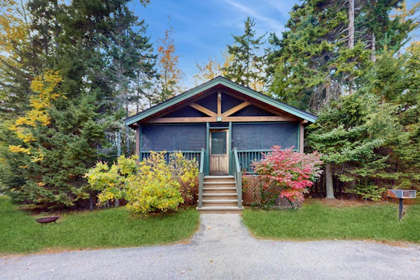 Charming two-bedroom dog-friendly cabin w/firepit, near outside activities