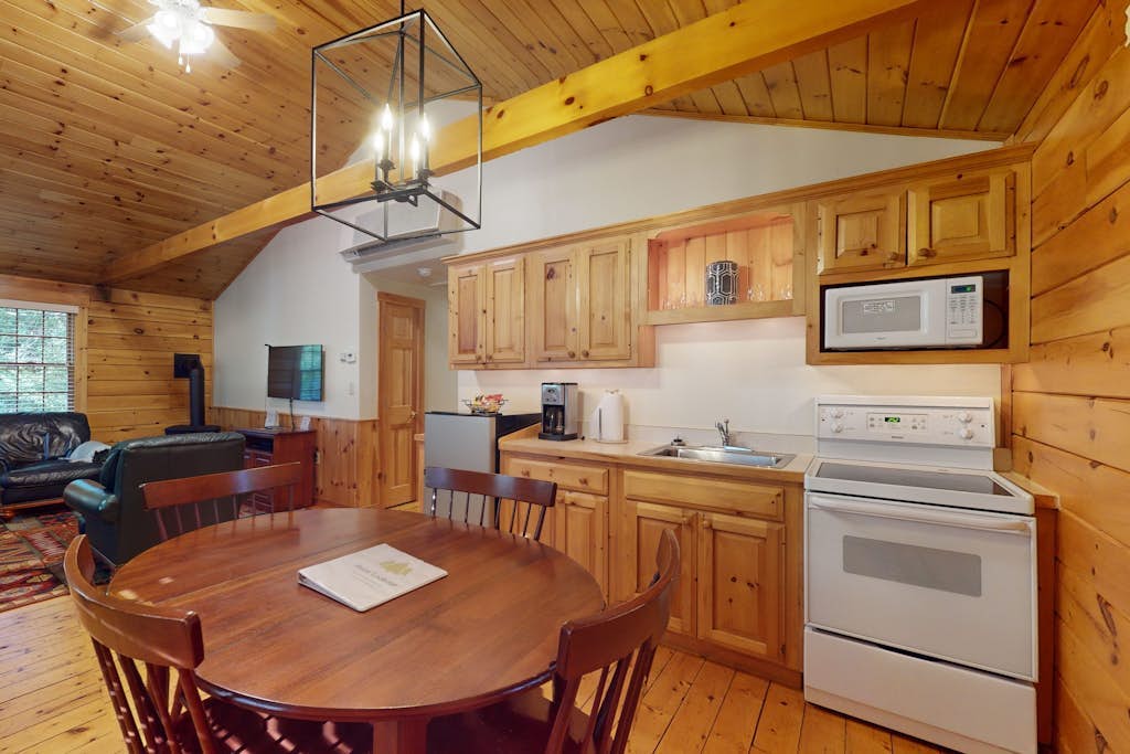 Family-friendly cabin with fireplace, kitchen, hiking & plenty of fun