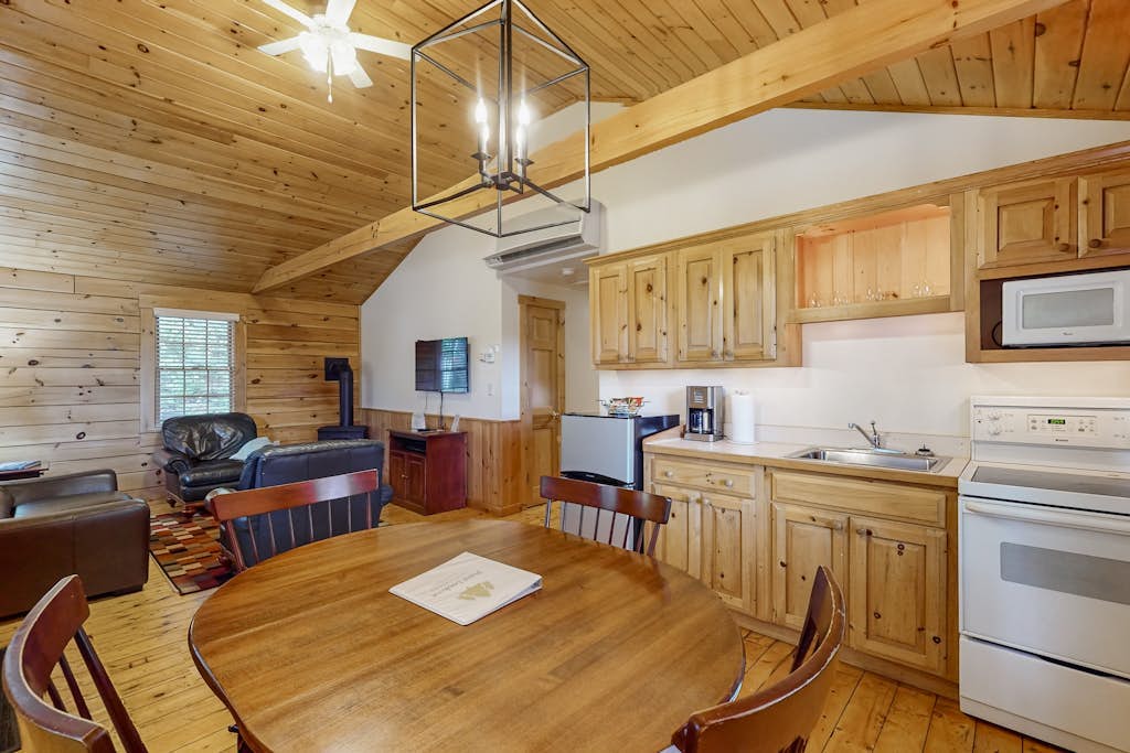 Dog-friendly nature lovers retreat with fireplace, WiFi, AC & playground