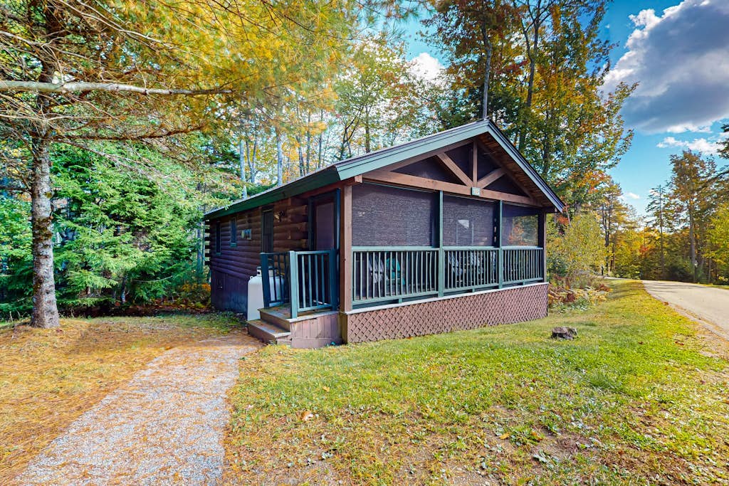 Dog-friendly nature lovers retreat with fireplace, WiFi, AC & playground