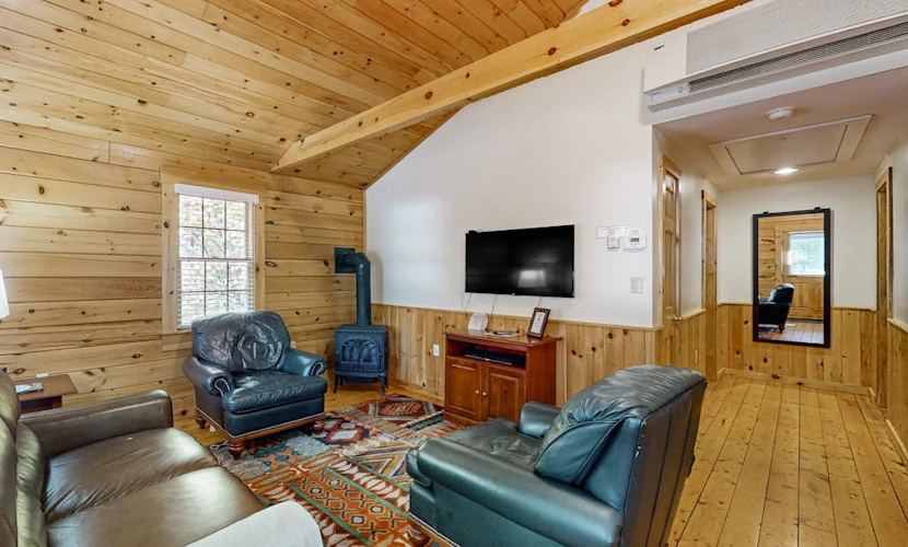 Cabin surrounded in nature walks, equipped with kitchen, fireplace, AC