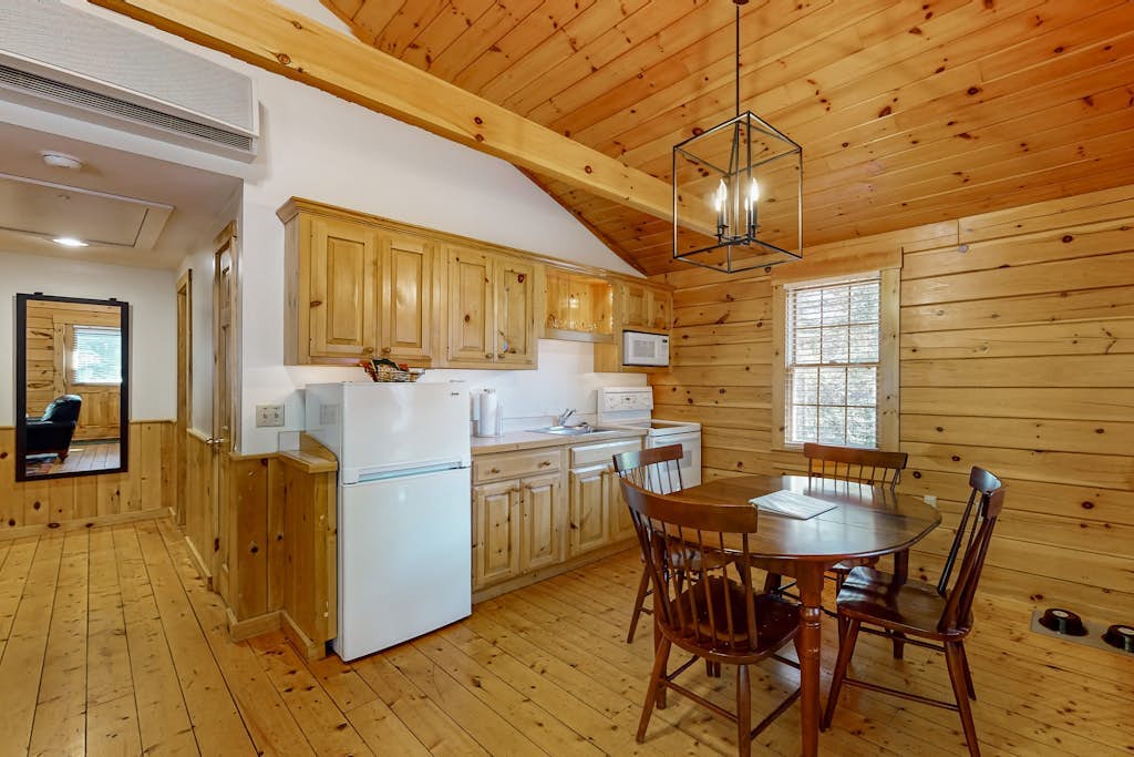 Cabin surrounded in nature walks, equipped with  kitchen, fireplace, AC